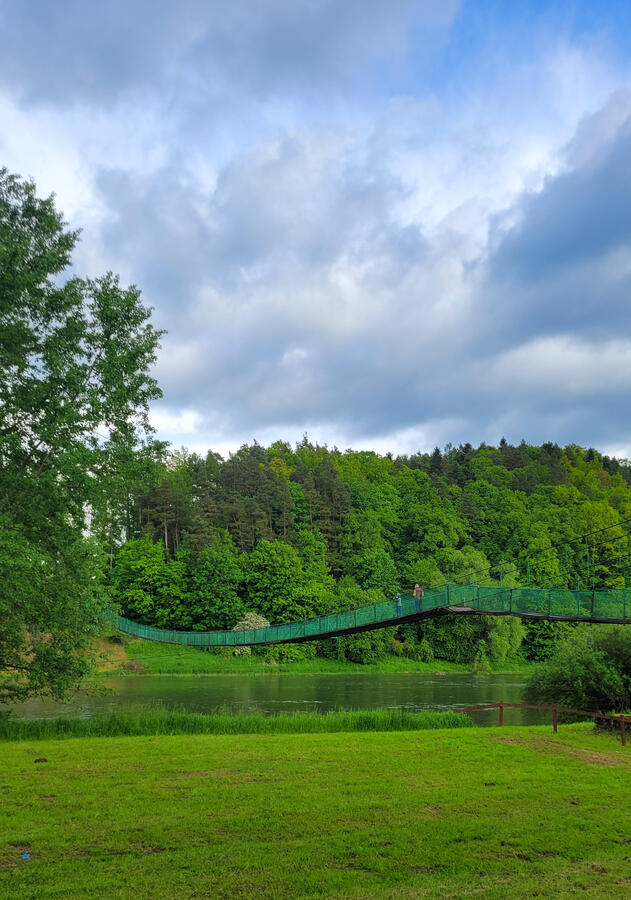 Wisząca kładka w Słonnem nad Sanem - znana atrakcja turystyczna tuż obok domku Cichosan na Pogórzu Dynowskim.