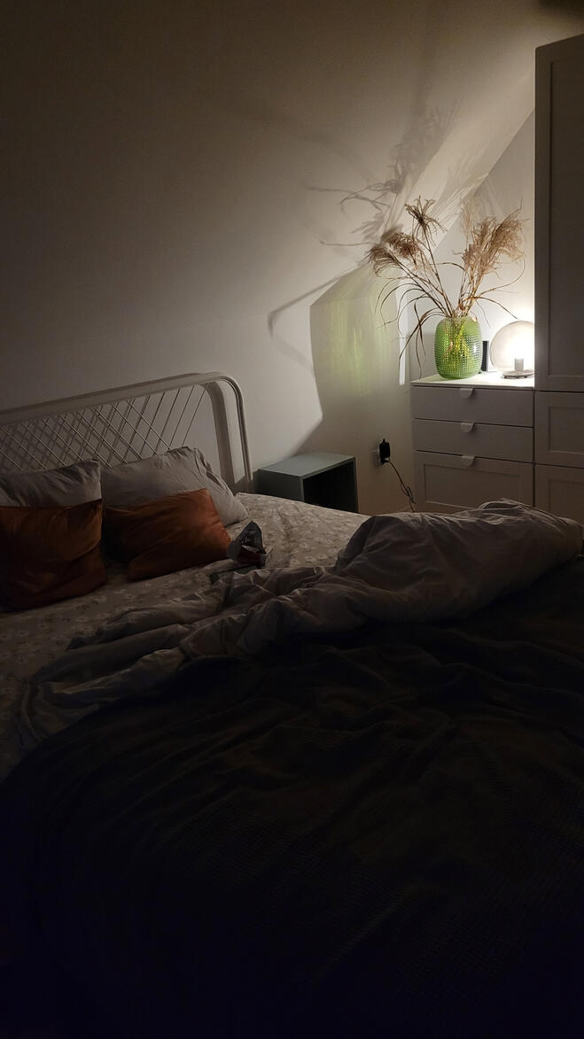 Przytulna sypialnia na antresoli z dużym łóżkiem małżeńskim - komfortowy nocleg dla par w domku Cichosan nad Sanem. Poranek z widokiem na naturę Podkarpacia - komfortowa sypialnia w domku Cichosan. Wysoki standard noclegu nad Sanem dla wymagających gości.